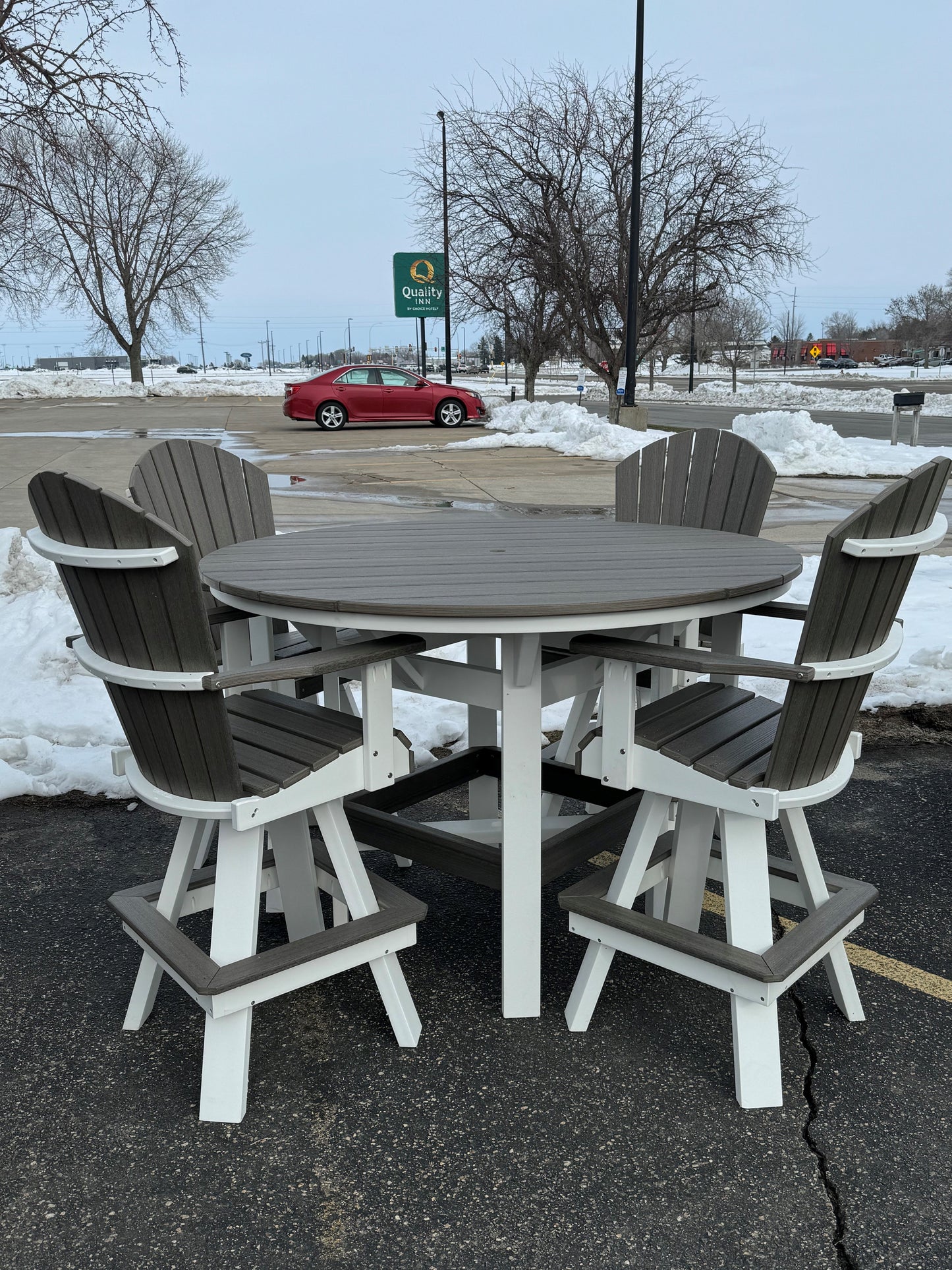 60" Round Bar Table with 6 Classic Swivel Bar Chairs in White/Coastal